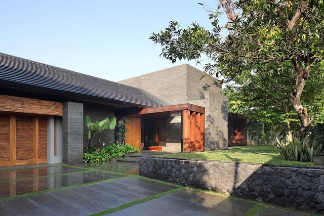 Diminished House / Wahana Architects - Houses, Garden, Door, Facade