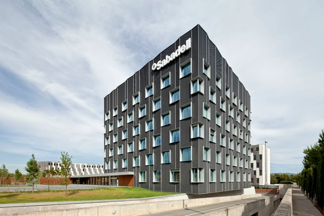Sede Central Banc Sabadell / Bach Arquitectes - Edificio De Oficinas, Fachada