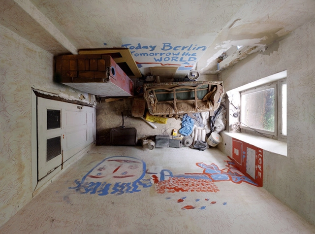 Arte y Arquitectura: El fotógrafo Menno Aden captura pequeños espacios de vida con cámaras instaladas en sus techos - Imagen Principal