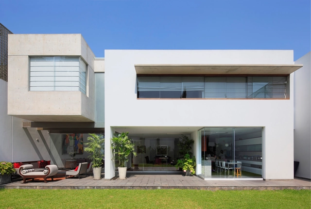 Casa Patio / Seinfeld Arquitectos - Casas, Patio interior, Puerta, Fachada