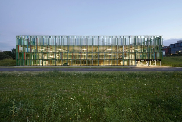 Edificio de estacionamientos / JSWD Architekten - Estacionamiento