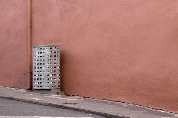 Arte y arquitectura: Transformación de superficies urbanas insólitas en edificios miniatura - Imagen Principal