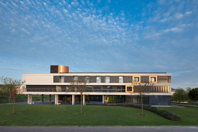 Prefeitura do Vale de Egüés  / Otxotorena Arquitectos - Prefeitura