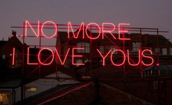 12 Months of Neon Love: Letras de música são reproduzidas em neon. - Imagem de Destaque
