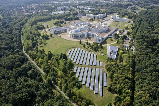 Edifício de escritórios em Versalhes torna-se o primeiro projeto do mundo com tripla certificação verde - Imagem de Destaque