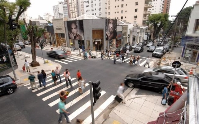São Paulo terá projeto de recuperação de calçadas e fiação elétrica subterrânea - Imagem de Destaque