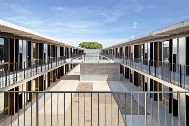 57 Viviendas Universitarias En El Campus De L’Etsav / H Arquitectes + DATAAE - Edificios Para Estudiantes, Terraza, Fachada, Barandas, Cierros, Fijación Vigas