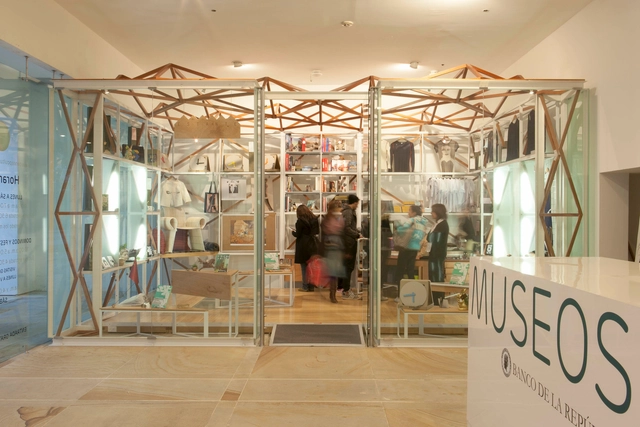Tienda de la Colección del Museo de Arte Moderno del Banco de la República / Oficina Informal + Manuel Villa Arquitectos - Retail, Puerta, Sillas