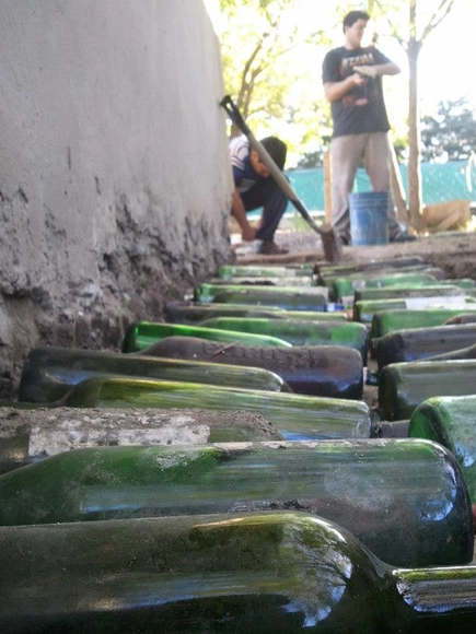 Proyecto "Hogar Dulce Hogar" construye y repara viviendas en base al reciclaje de botellas en Buenos Aires, Argentina - Imagen Principal
