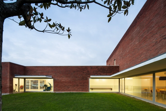 Estación de Bomberos de Santo Tirso / Alvaro Siza - Estación De Bomberos