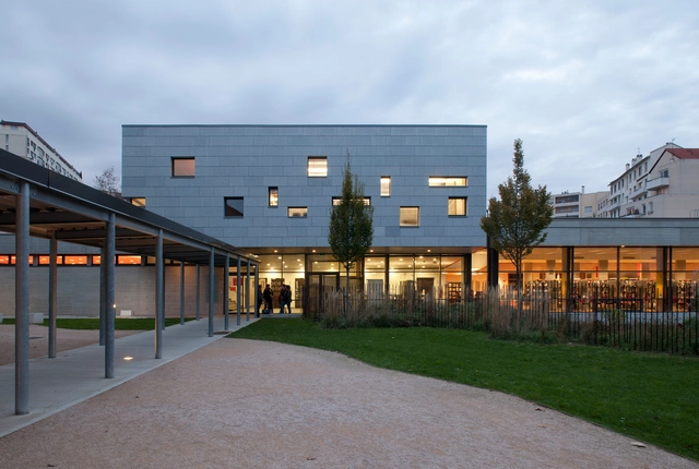 Extension of the IUFM school in Lyon / Atelier de la Passerelle - University, Courtyard, Facade