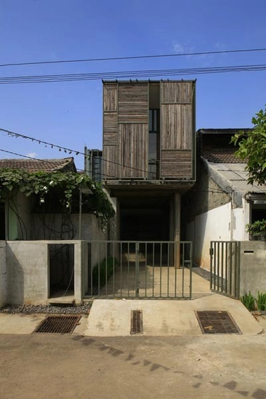 Wisnu & Ndari House  / djuhara + djuhara - Houses, Facade, Fence