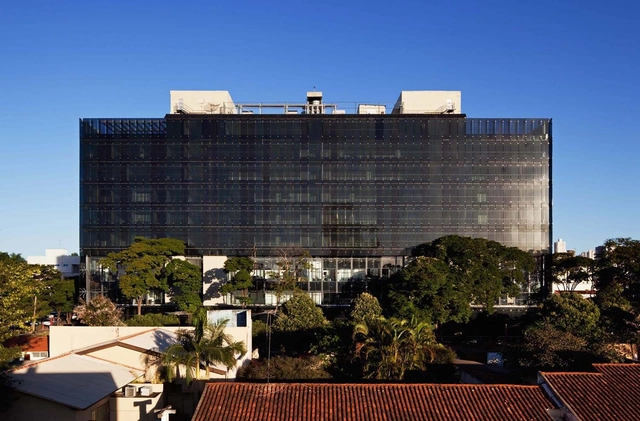 Tribunal Regional do Trabalho / Corsi Hirano Arquitetos + R. Nishimura - Edifícios Institucionais, Fachada, Urbano