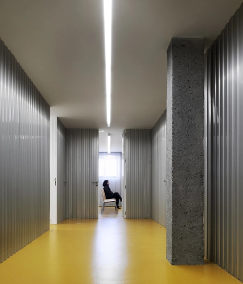 Juzgado Provisional / Abalo Alonso Arquitectos - Tribunales Y Juzgados, Sillas