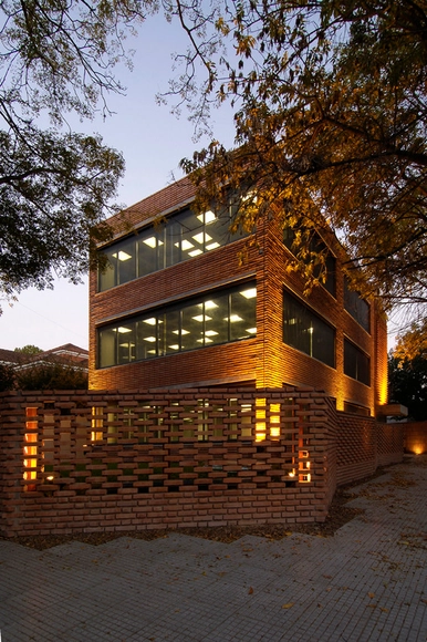 Edificio de oficinas para alquiler CCDH / Ignacio Montaldo Arquitectos - Edificios Institucionales, Fachada, Escaleras