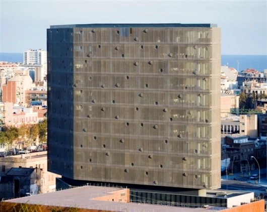 Edificio Corporativo Indra /  + R&AS + b720 - Edificio De Oficinas, Fachada, Urbano