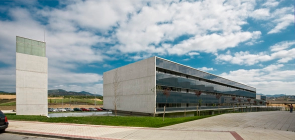 Edificio de oficinas de Tracasa / AH Arquitectos - Edificio De Oficinas