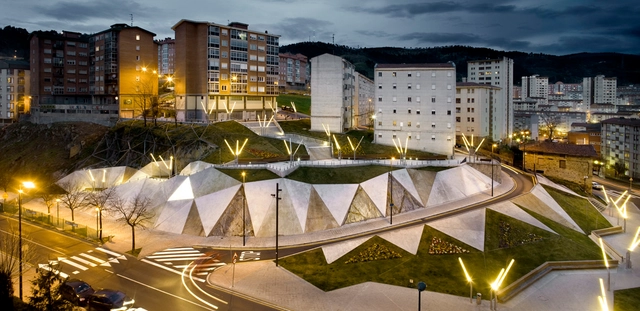 Rehabilitación del talud de la Avenida Jesús Galindez / ACXT - Renovación