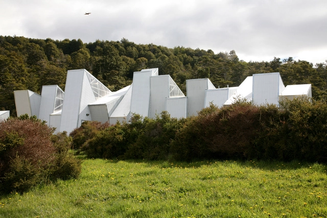 Planta Agua Mineral Aonni / Bebin & Saxton - Museo, Jardín