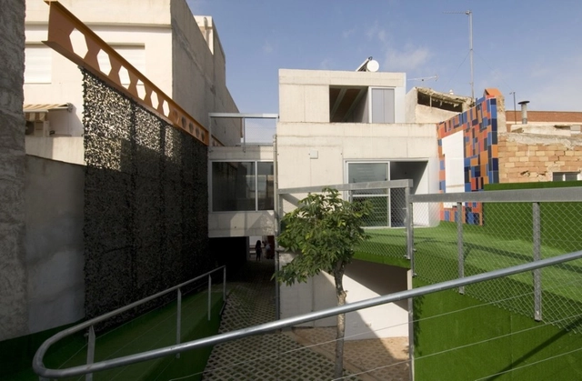 Casa M&M / XPIRAL - Renovación, Patio interior, Cierros, Fachada, Barandas