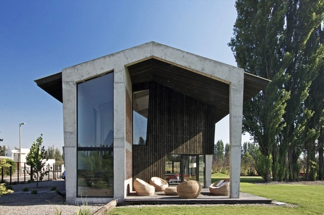 Casa en Colina / OPA - Casas, Fachada, Pilares