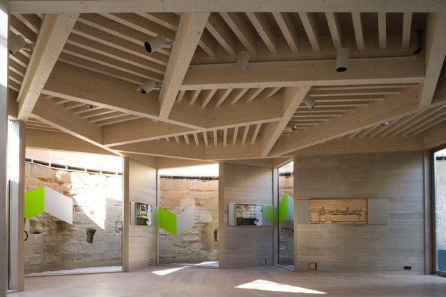 Rehabilitación interior del cubo del Revellín / UP Arquitectos - Renovación, Fachada, Fijación Vigas