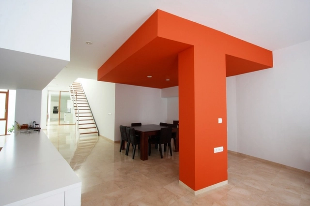 Vivir en torno a un Patio / Julio Barreno - Casas, Fachada, Arco, Pilares, Mesas
