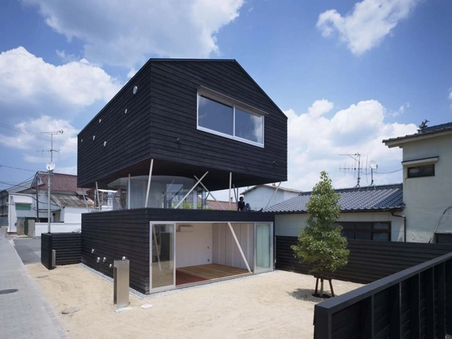 Casa de Cedro Negro / naf architect & design - Casas, Fachada, Barandas, Cierros