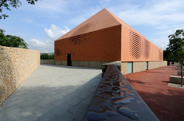 Capilla Juan Pablo II / Randic Turato - Iglesia, Fachada