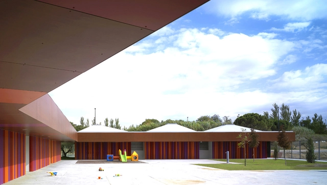 Centro de Educación Infantil "Rosales del Canal" / Magén Arquitectos - Kindergarten, Fachada, Puerta