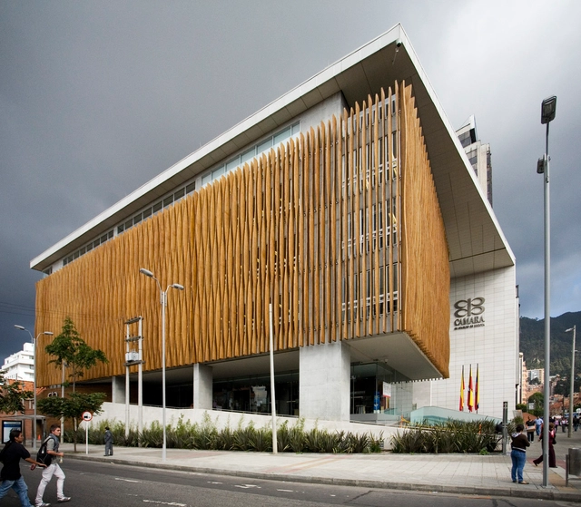Edificio Cámara de Comercio Sede Chapinero / Daniel Bonilla Arquitectos - Edificios Institucionales, Fachada