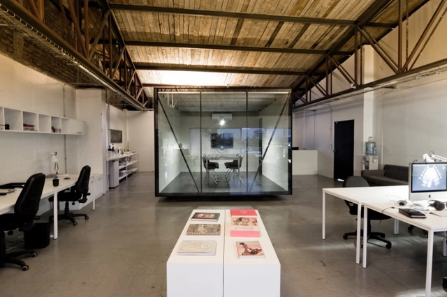 SMOG / Sebastián Bravo - Interiores De Oficina, Fijación Vigas, Puerta, Mesas, Iluminación, Sillas