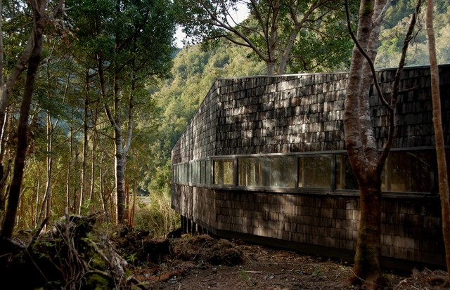 Refugio de Guías en Melimoyu / Armando Montero + Diego Labbé - Casas, Cierros, Bosque