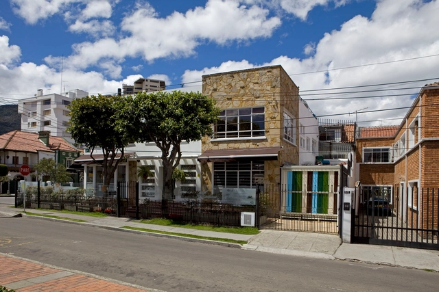 Restaurante Local / Oficina Informal - Reconversión, Fachada, Puerta, Cierros