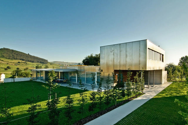 Casa - Taller de Arquitectura en Mijares / Eduardo Fernandez - Abascal Teira  + Florentina Muruzábal Sitges - Casas, Jardín, Fachada