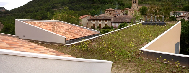 Centro Rural Adscrito San Miguel Arcángel en Escalada / A3GM - Escuelas, Fachada