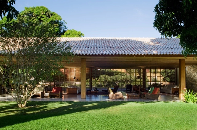Casa Bahía / Marcio Kogan - Casas, Patio, Fachada, Sillas