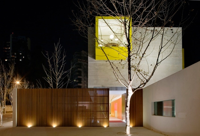 Guardería de la Primera Edad / Marcio Kogan - Kindergarten, Fachada, Iluminación