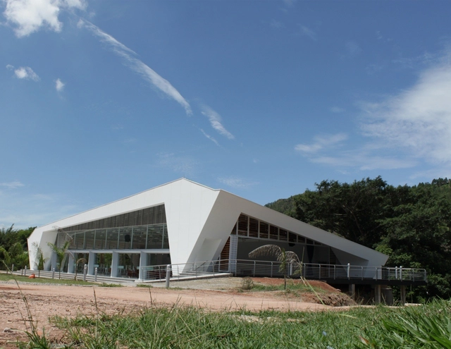 Auditorio Comedor Gimnasio Saucará / C+C Estudio de Arquitectura - Centro Comunitario, Jardín, Fachada