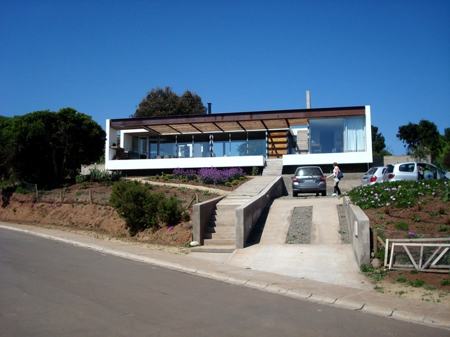 Casa en Lomas Blancas / Cristián Olivi - Casas, Fachada, Escaleras