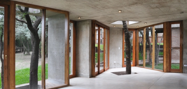 Quincho en el Bosque / Santiago Viale + Daniella Beviglia - Ampliación, Puerta, Fachada, Pilares, Fijación Vigas