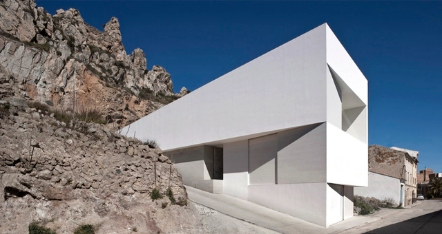 Casa en la Ladera de un Castillo / Fran Silvestre Arquitectos - Casas, Fachada