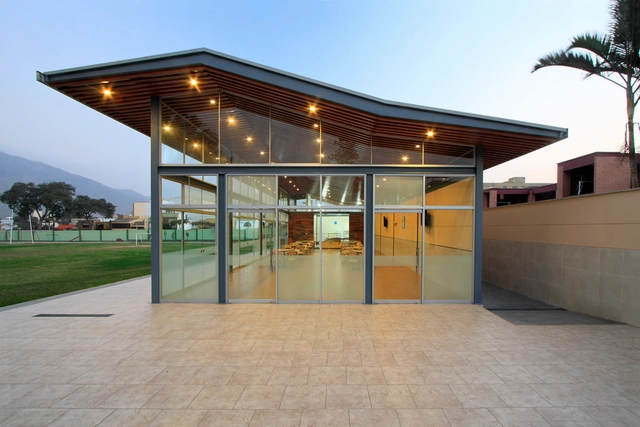 Proyecto Sala de Usos Múltiples Colegio Privado Pió XI / Laboratorio Urbano de Lima + Carmen Rivas Lombardi - Otros Edificios, Puerta, Fachada, Pilares