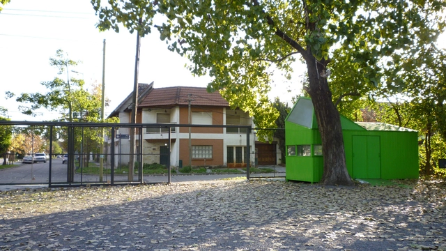 Modulo de vigilancia y vestuario / Estudio Borrachia - Obras De Pequeña Escala, Fachada, Puerta