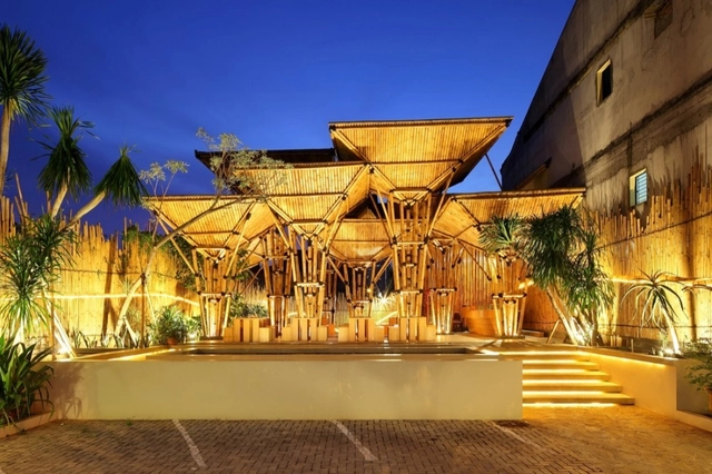 Restaurant en Greenville / DSA+s - Restaurant, Patio interior, Puerta, Fachada