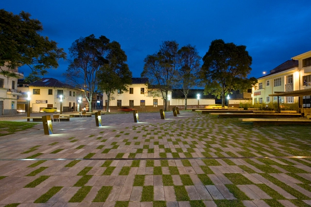 Plaza Victor J. Cuesta / DURAN&HERMIDA arquitectos asociados - Parque, Patio interior, Fachada