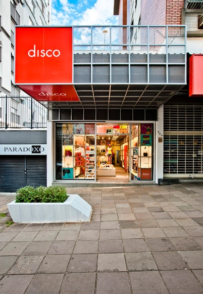 Tienda Disco Experience / rg.s Arquitectura - Tienda, Fachada, Puerta