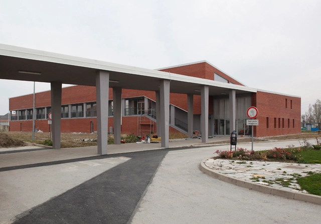 Rugvica Primary School Sports Hall / radionica arhitekture - Escuela Primaria, Fachada, Puerta, Pilares
