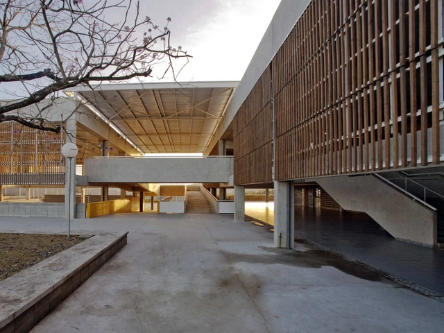 Escuela pública en Votorantim / grupoSP - Escuelas, Patio interior, Fachada, Fijación Vigas