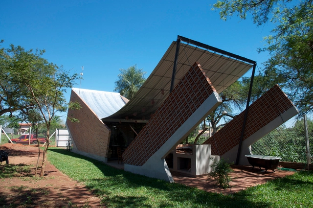 Casa Hamaca / Javier Corvalán + Laboratorio de Arquitectura - Casas, Jardín, Fachada, Escaleras